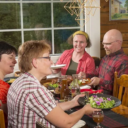 Puukarin Pysakki Bed & Breakfast *