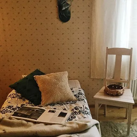 Aamiaismajoitus Puukarin Pysakki